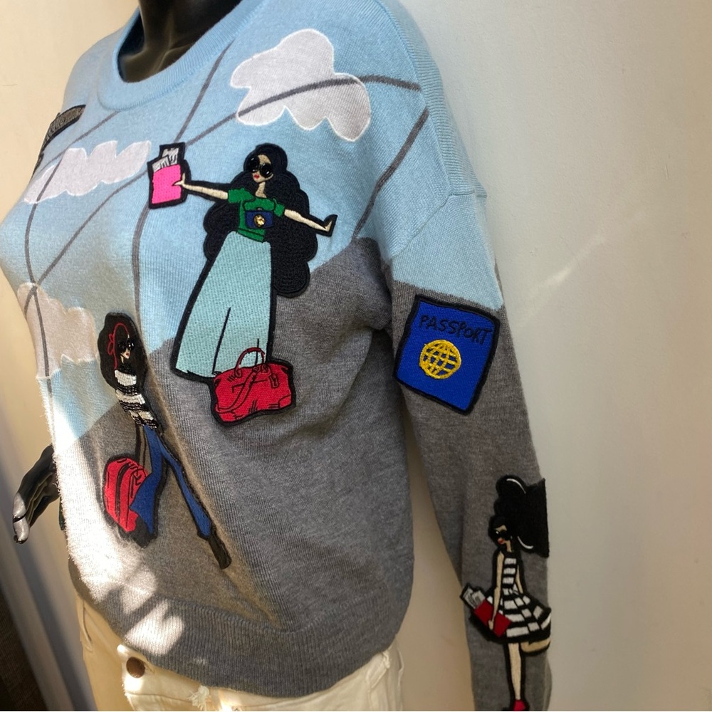 Alice + Olivia Sky Blue and Gray Travel Patch Crewneck Sweater - Picture 4 of 10